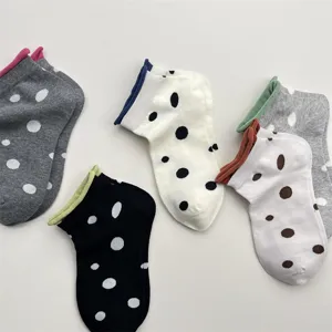 Calcetines cortos con topos de contraste estilo coreano, algodón cómodo para uso diario.