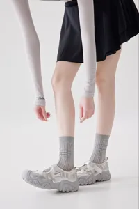 Detailansicht der grauen gestreiften Mittelsocken, die die Textur und Passform zeigen.