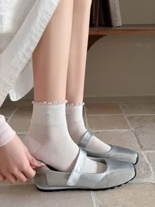 Detailansicht atmungsaktiver Mesh-Kurzsocken für Damen mit süßen Rüschenrändern.