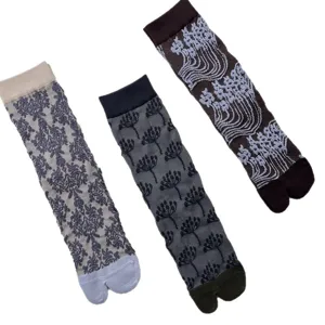 Japanese retro floral relief split-toe socks, autumn winter cotton mid-tube socks for women.