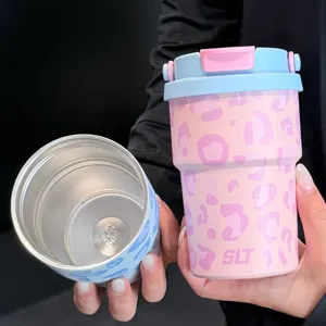 Taza térmica de acero inoxidable con diseño de doble bebida y estampado de leopardo moderno.