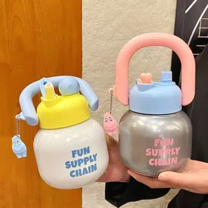 Simpatica bottiglia d'acqua con cannuccia e manico, tazza in plastica portatile di grande capacità.