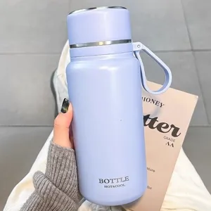 Detailansicht der einfachen, großen Thermosflasche in zartem Lila mit praktischem Tragegurt.