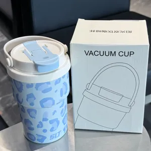 Taza de café aislada al vacío de acero inoxidable portátil con estampado de leopardo azul.