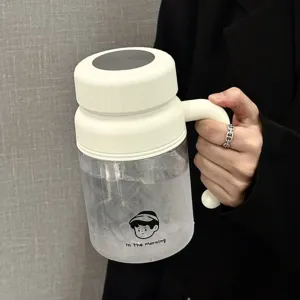 Gedetailleerd overzicht van grote plastic waterfles met witte deksel en handig handvat.