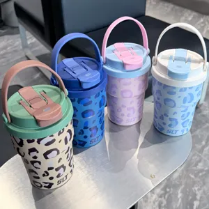 Vaso térmico de acero inoxidable con estampado de leopardo y asa práctica para llevar.