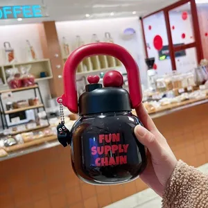 Bottiglia d'acqua in plastica portatile di grande capacita con manico e cannuccia per uso quotidiano