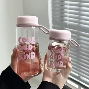 Draagbare doorzichtige plastic waterfles met roze deksel en leuke Engelse tekstprint erop.