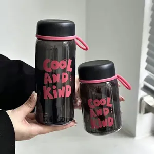 Gedetailleerd close-up overzicht van de draagbare kunststof drinkfles met roze bandje.