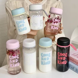 Draagbare plastic waterfles met deksel, grote capaciteit minimalistische dagelijkse beker.