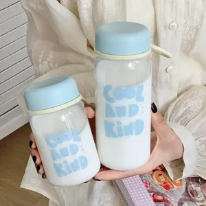 Draagbare doorzichtige plastic waterfles met blauwe deksel en modern stijlvol ontwerp.