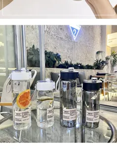 Bottiglia d'acqua in plastica portatile con coperchio a prova di perdite per ufficio e sport.
