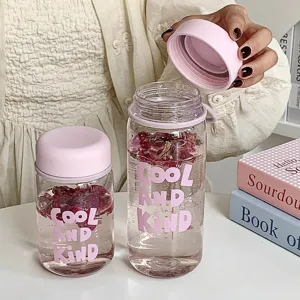Transparante kunststof waterfles met roze deksel en leuke letteropdruk voor onderweg.