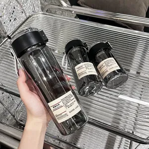 Bottiglia d'acqua in plastica portatile con infusore per tè, design resistente per ufficio.