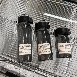 Bottiglia d'acqua in plastica portatile con infusore per tè e cinturino per ufficio e uso quotidiano
