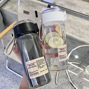 Borraccia in plastica portatile con infusore per tè, design semplice per ufficio e sport.
