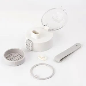 Parti di ricambio e componenti per bottiglia d'acqua in plastica, sfondo bianco pulito.