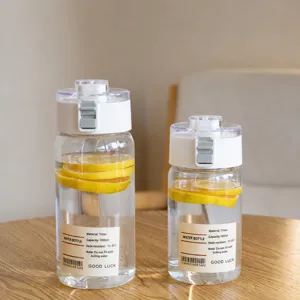 Bottiglia d'acqua in plastica portatile con coperchio bianco e grande capacità per ufficio.