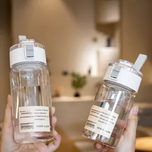 Bottiglia d'acqua in plastica portatile con doppio coperchio, design chiaro, resistente.