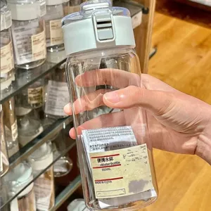 Pratica bottiglia d'acqua portatile in plastica trasparente da 550ml per ufficio e sport.