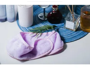 Fascia per trucco viola in morbido peluche con bordo rosa, fascia assorbente per il viso.