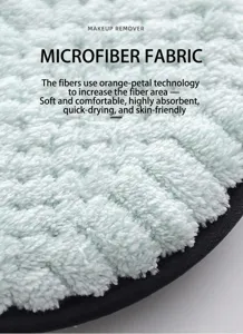 Primo piano dettagliato del pad struccante in microfibra verde con morbida texture in peluche.