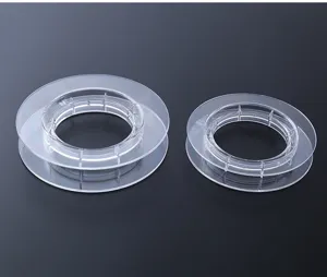 Vue de detail de bobine en plastique transparent, enrouleur de fil durable pour ligne de peche.