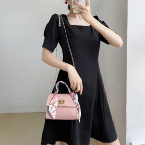 Moderno bolso de mano mini con cadena para mujer y panuelo de seda, elegante bolso chic.