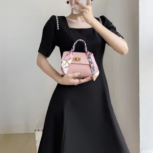 Bolso de mano rosa de moda para mujer con asa de pañuelo en seda y cierre metálico