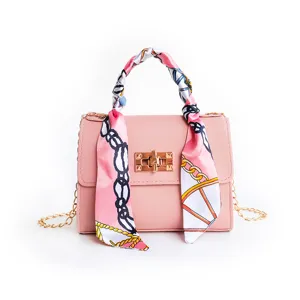 Bolso de mano mini de moda rosa para mujer con pañuelo de seda chic y correa de cadena dorada.