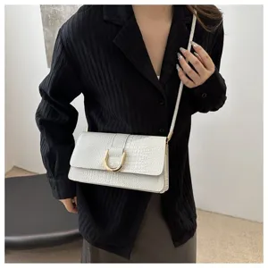 Borsa a tracolla bianca con motivo coccodrillo e fibbia U dorata elegante per donna