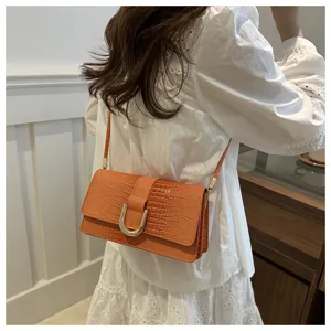 Elegante borsa a tracolla arancione con motivo coccodrillo e chiusura in metallo per donne.