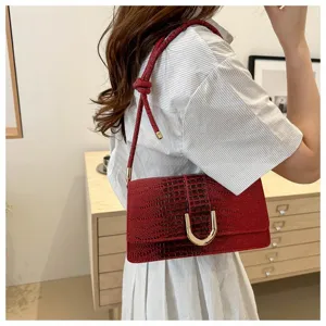 Borsa a tracolla con motivo coccodrillo rosso e serratura a ferro di cavallo, borsa donna retrò.