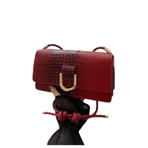 Borsa a tracolla rossa con stampa coccodrillo e fibbia dorata a U, elegante borsa donna retro