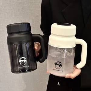 Gedetailleerd overzicht van grote plastic waterbeker met handvat, eenvoudige dikke buikfles.
