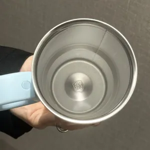 Vista di dettaglio all'interno della struttura della tazza termica in acciaio inox.