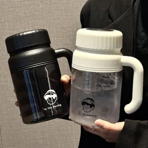 Grote capaciteit plastic waterfles stijlvolle beker met handvat voor dagelijks studenten gebruik.