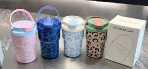 Taza de café aislada de acero inoxidable portátil con diseño de estampado de leopardo.
