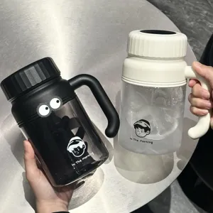 Grote capaciteit plastic waterbeker met handvat en eenvoudige stijl voor dagelijks.