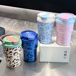 Botella de agua aislada con estampado de leopardo portatil con tapa de pajita y asa.