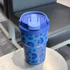 Vista detallada de la taza de cafe aislada de acero inoxidable con diseño de leopardo azul.