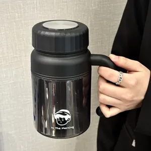Detailweergave van een grote plastic waterfles met handvat en minimalistisch zwart deksel.