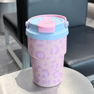 Taza de café aislada portátil de acero inoxidable con bonito estampado de leopardo rosa y tapa azul.