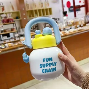 Carina bottiglia d'acqua in plastica portatile di grande capacità con cannuccia, manico e doppio.