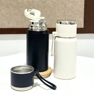 Détail de gourde isotherme en acier inoxydable avec vide à double paroi et sangle portable.