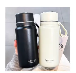 Edelstahl Vakuum isolierte Trinkflasche Detailansicht mit schwarzem und weissem Thermo Becher.