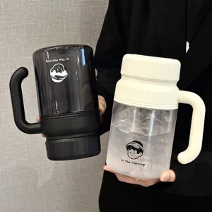 Grote capaciteit plastic waterbeker met handvat en cartoon print, minimalistische stijl.