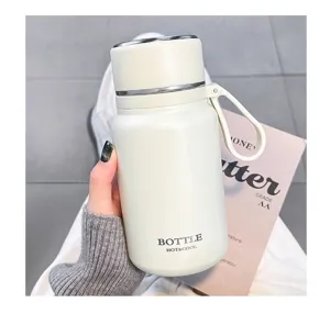 Edelstahl isolierte Wasserflasche Detailaufnahme, tragbares Griffdesign für den täglichen Gebrauch.