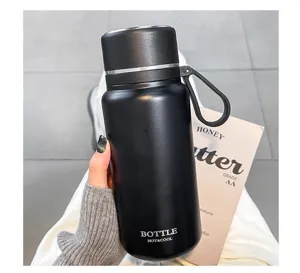 Detailansicht der Edelstahl Thermosflasche mit mattschwarzem Finish und praktischem Deckel.