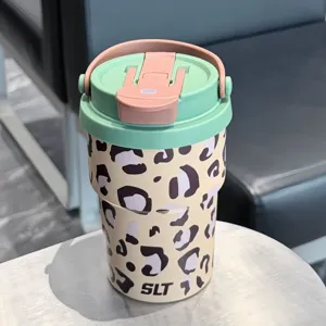 Taza térmica de acero inoxidable con diseño de leopardo y tapa verde con asa portátil.